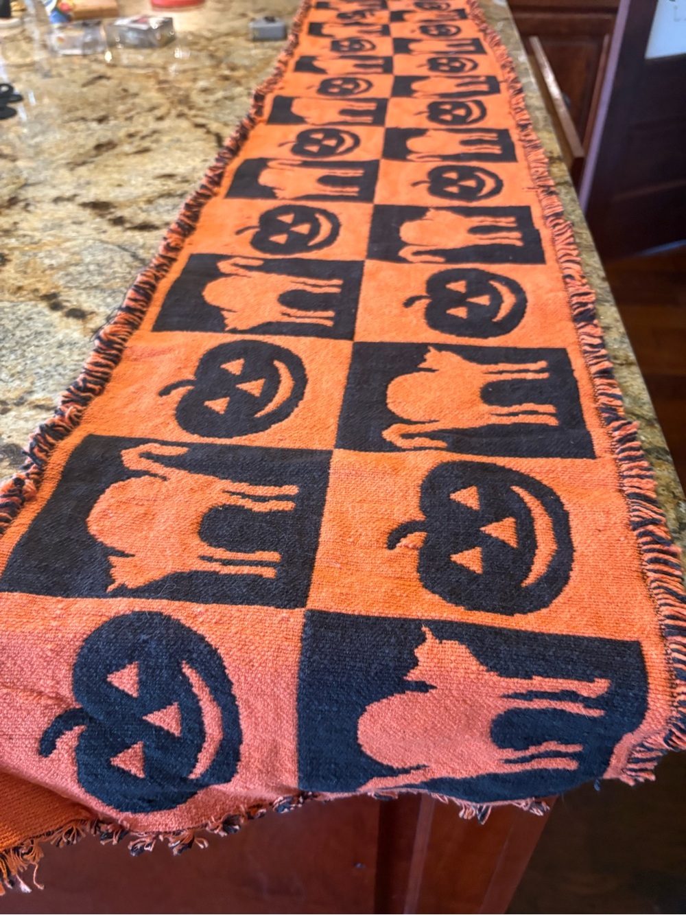 HALLOWEEN TABLE RUNNER - Picture 3 of 3